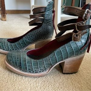 NWOB Freebird Randi in Blue Croco Size 8